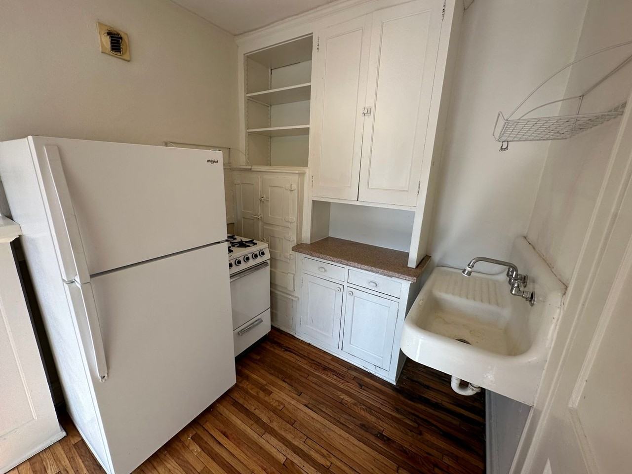 451 Fairview Ave N - Photo 2 of 24