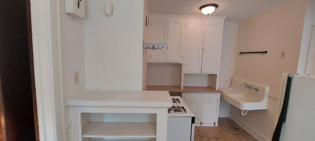451 Fairview Ave N - Photo 4 of 24