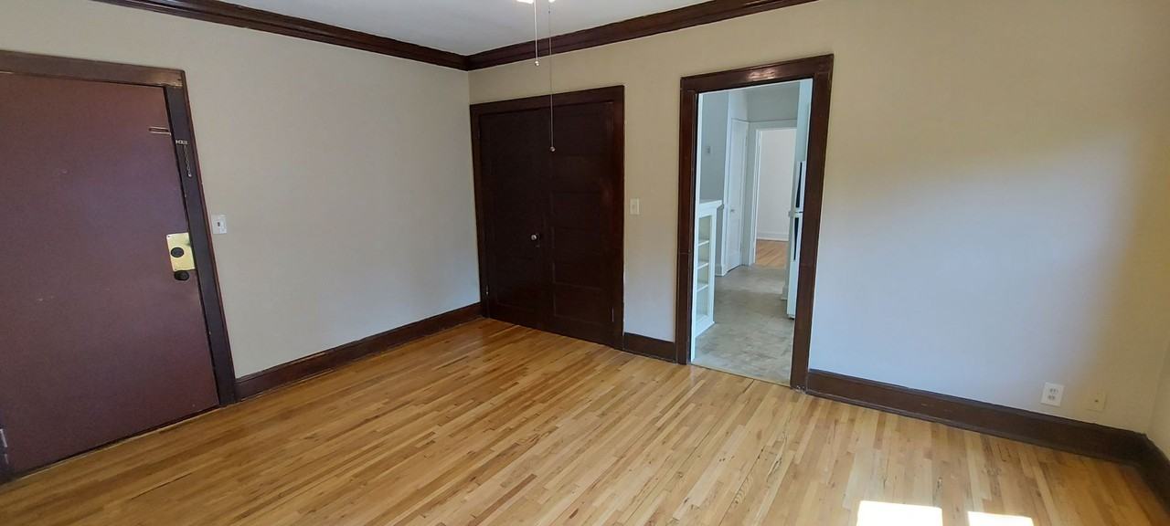 451 Fairview Ave N - Photo 5 of 24