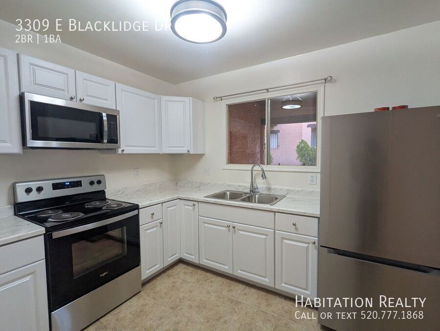 3309 E Blacklidge Dr - Photo 2 of 15