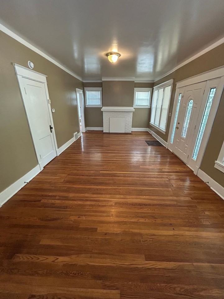 5319 Charlotte St - Photo 2 of 18
