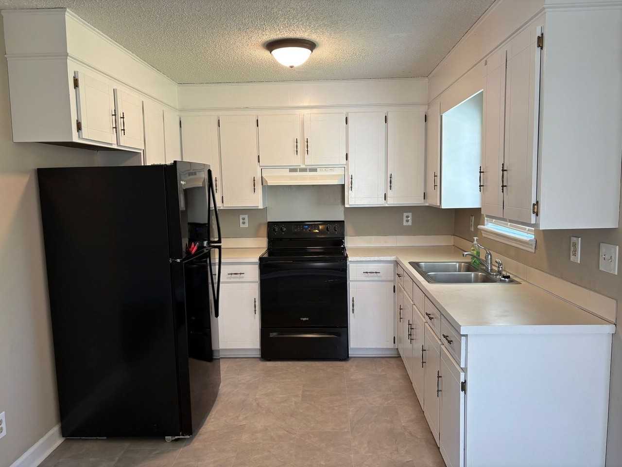 1117 Southland Dr - Photo 3 of 9