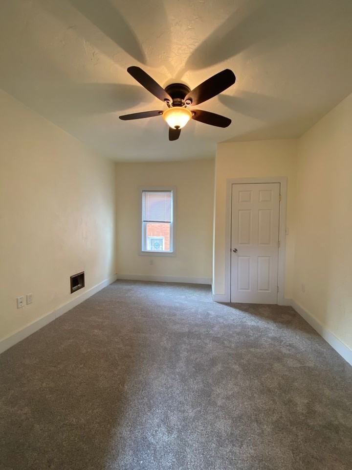 409 Parkwood Rd - Photo 7 of 24