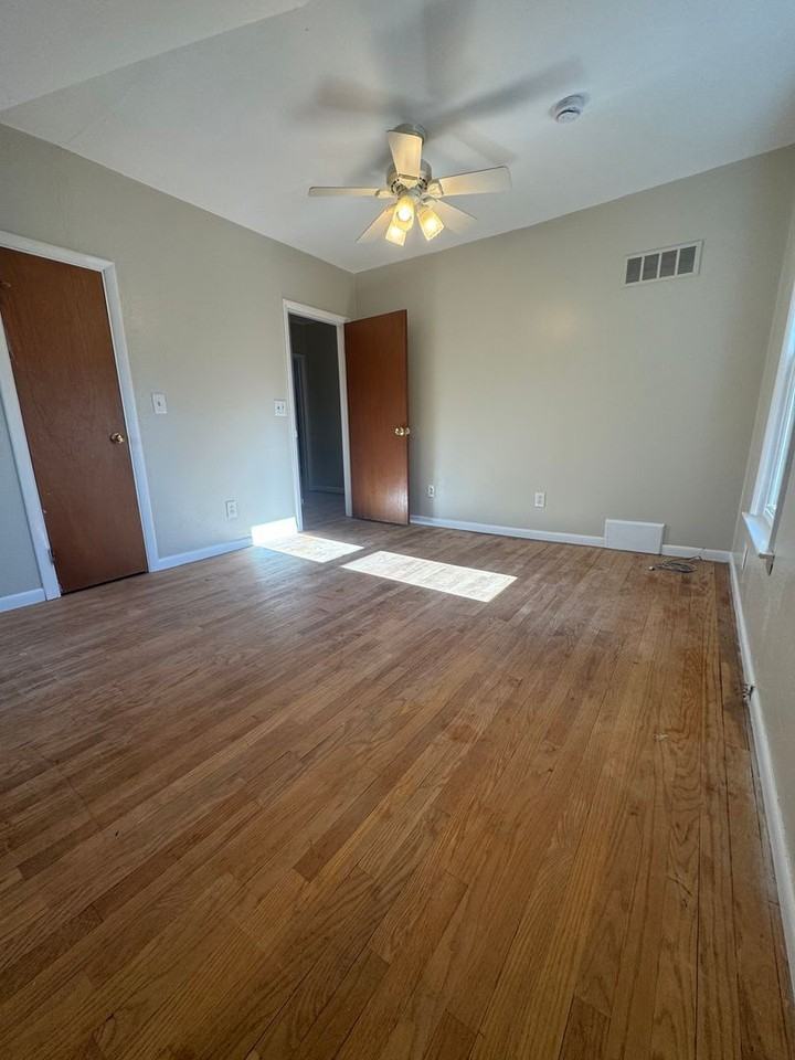 303 W John St - Photo 3 of 7