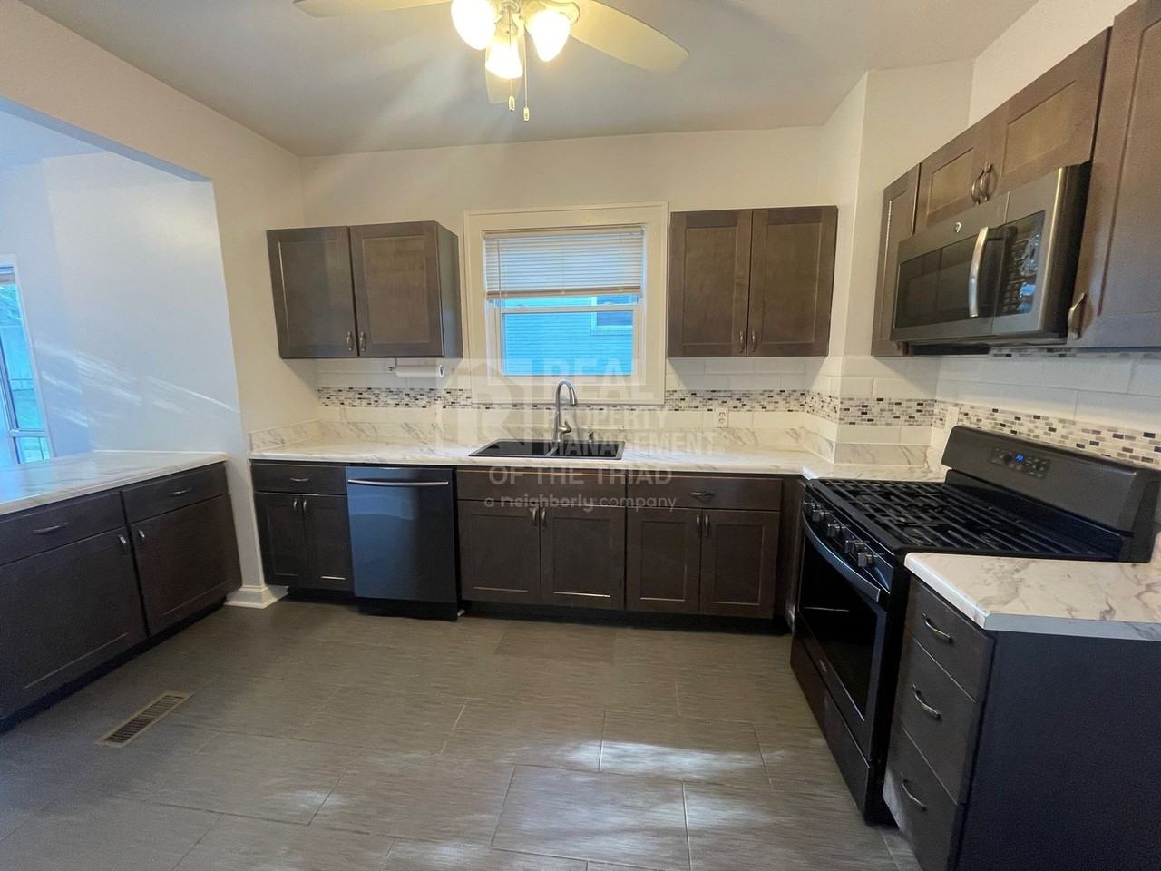 306 Beech St - Photo 2 of 21