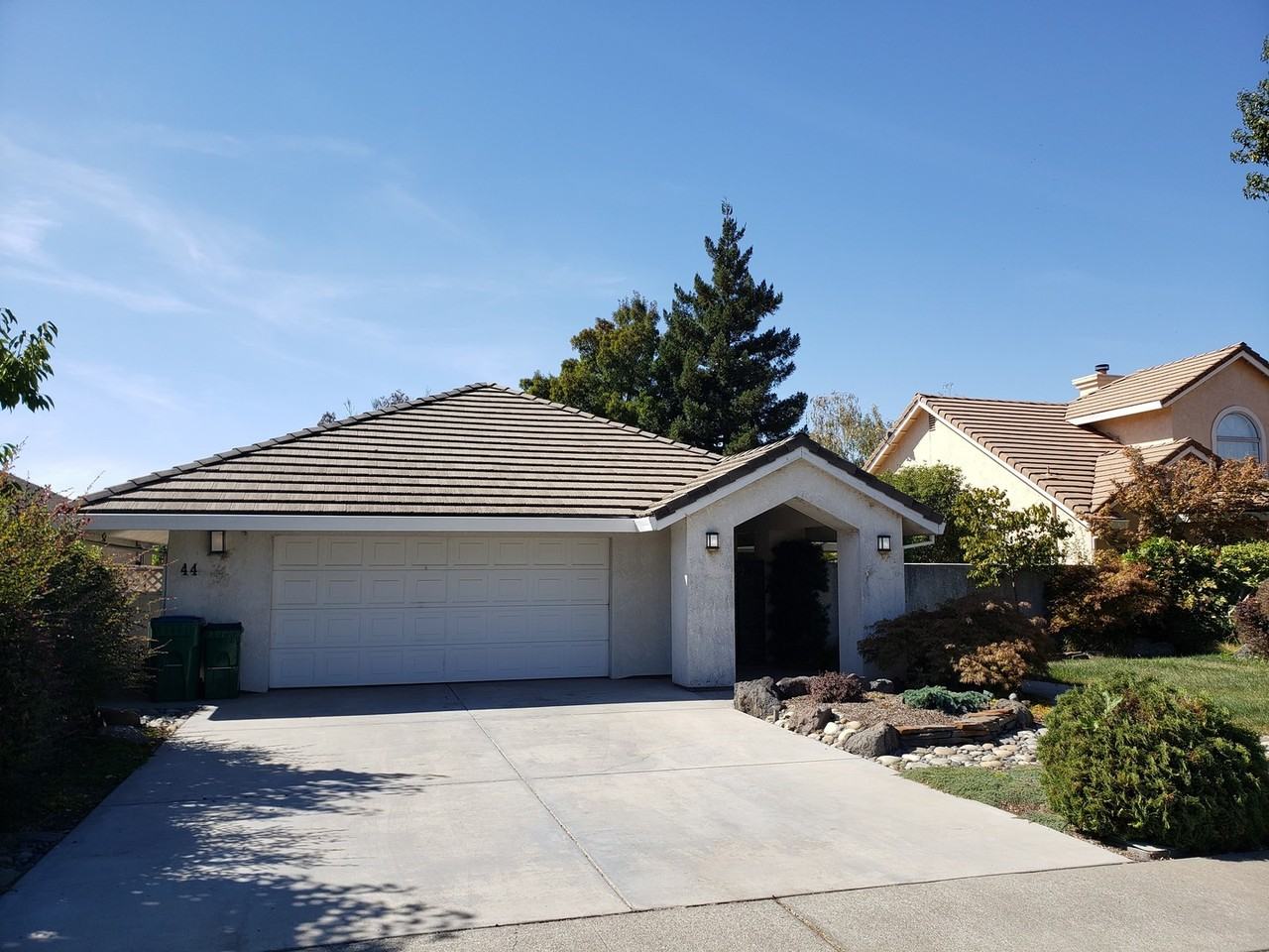 44 Edgewater Ct