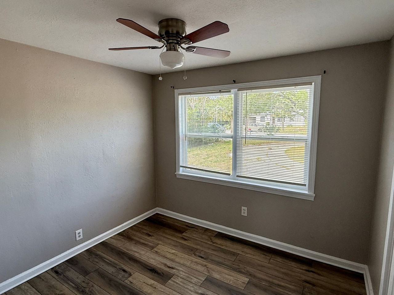 601 Mclennan St - Photo 6 of 17