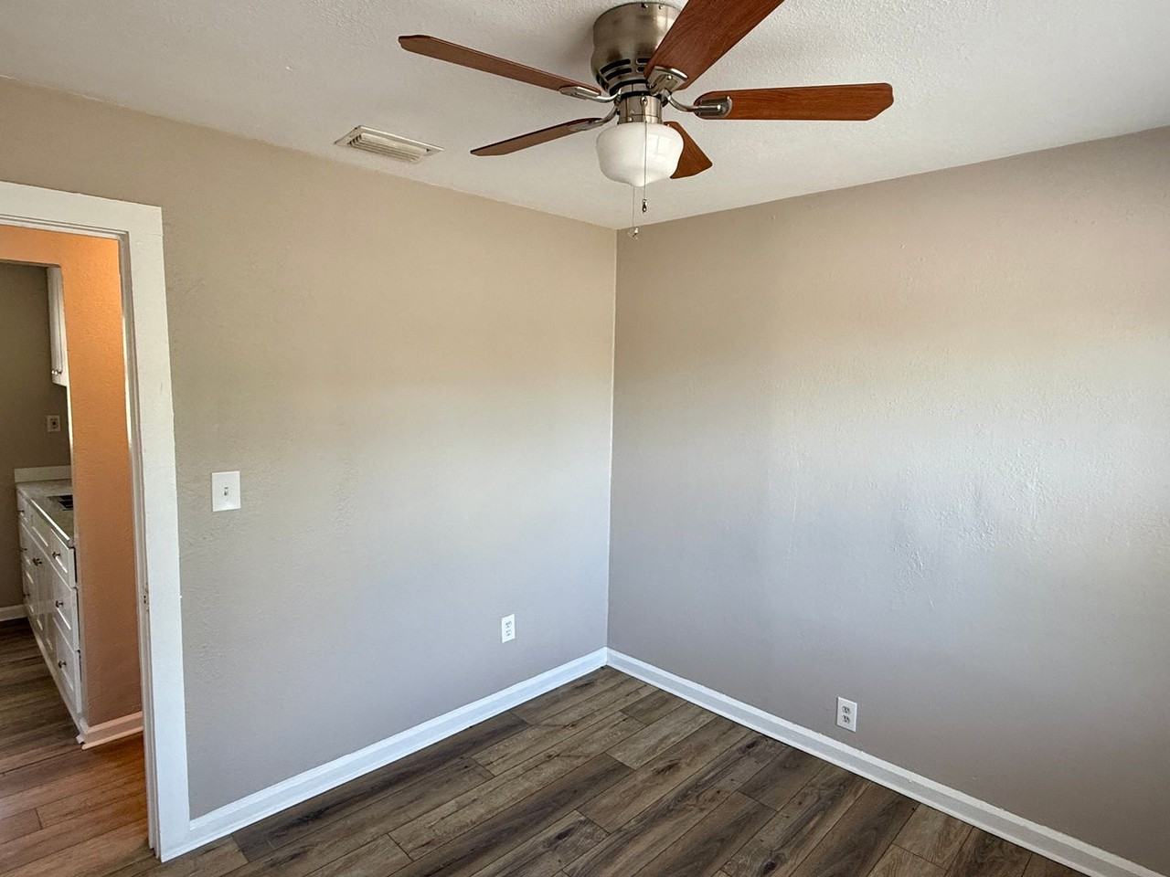 601 Mclennan St - Photo 7 of 17