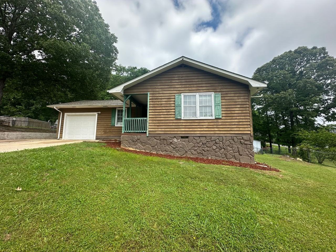 2117 Marian Ln - Photo 2 of 21