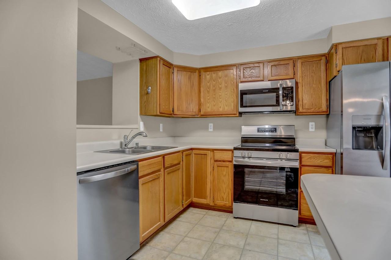 437 Ashton Ln - Photo 4 of 36