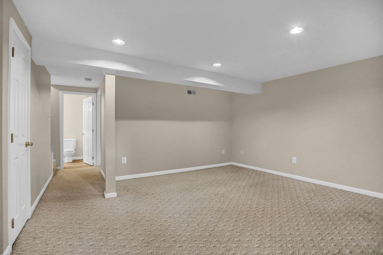437 Ashton Ln - Photo 6 of 36