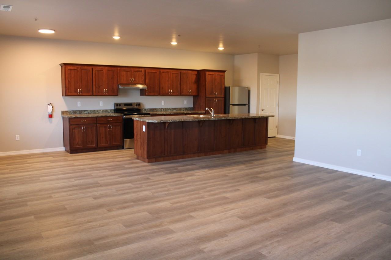 665 Heyburn Ave W - Photo 4 of 13