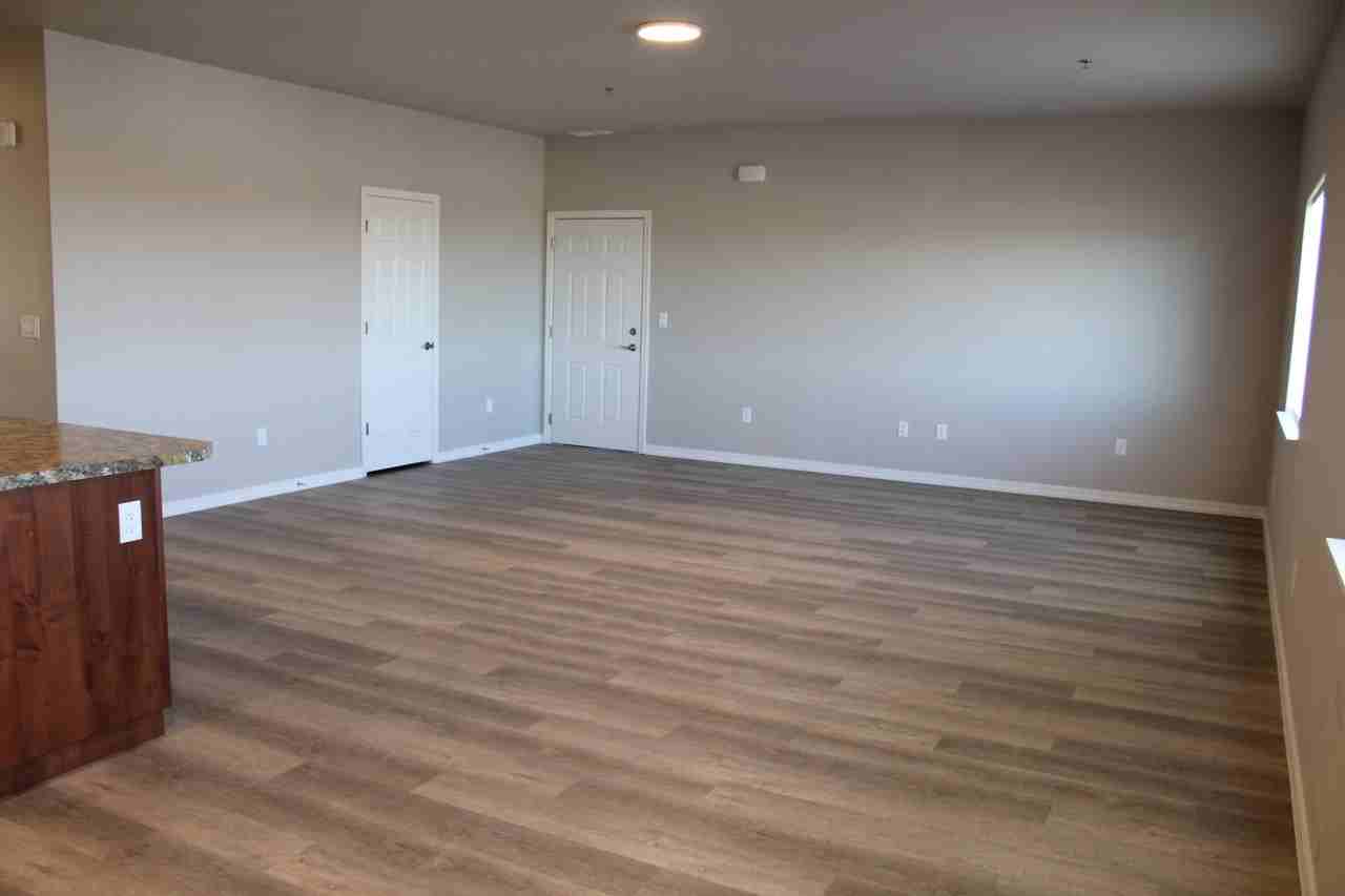 665 Heyburn Ave W - Photo 5 of 13