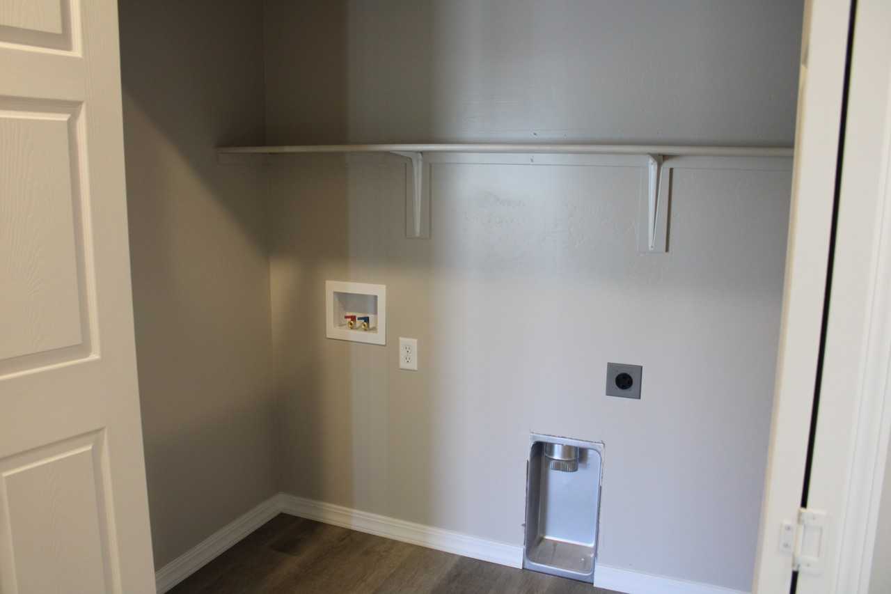 665 Heyburn Ave W - Photo 7 of 13