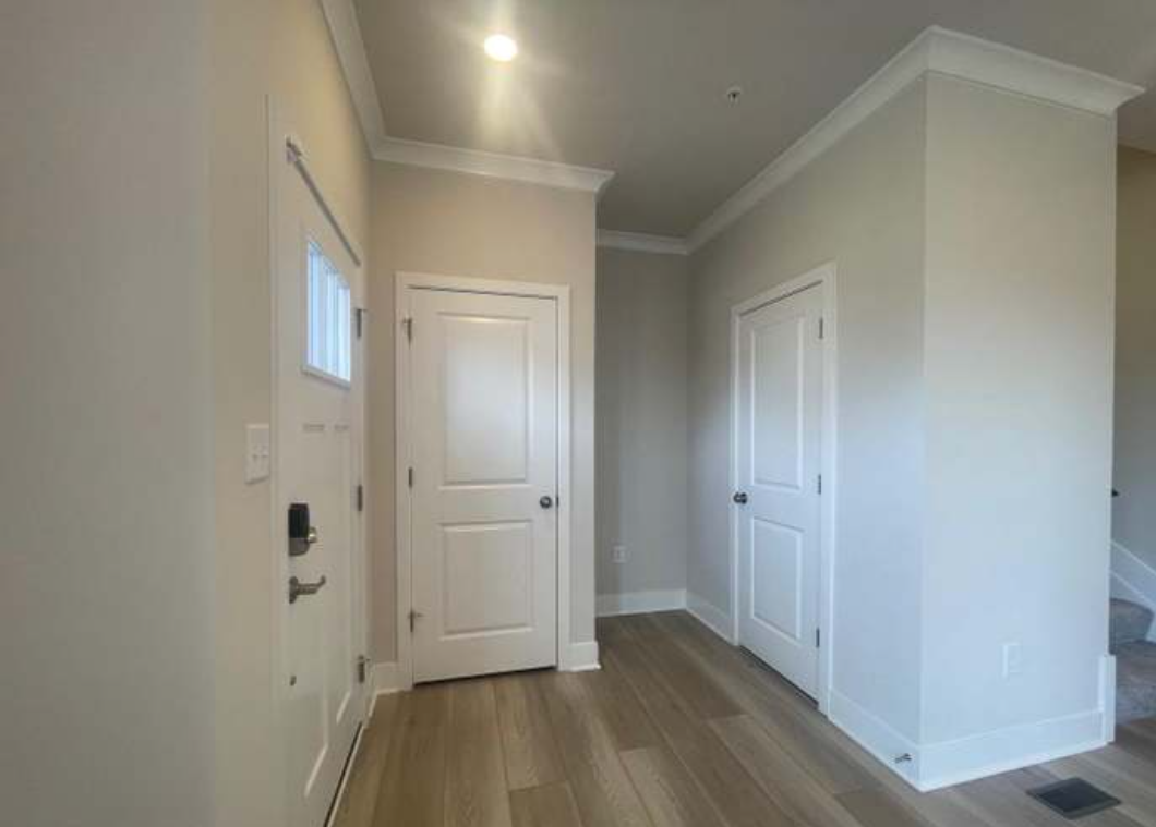 2942 Bridgewater Dr - Photo 2 of 18