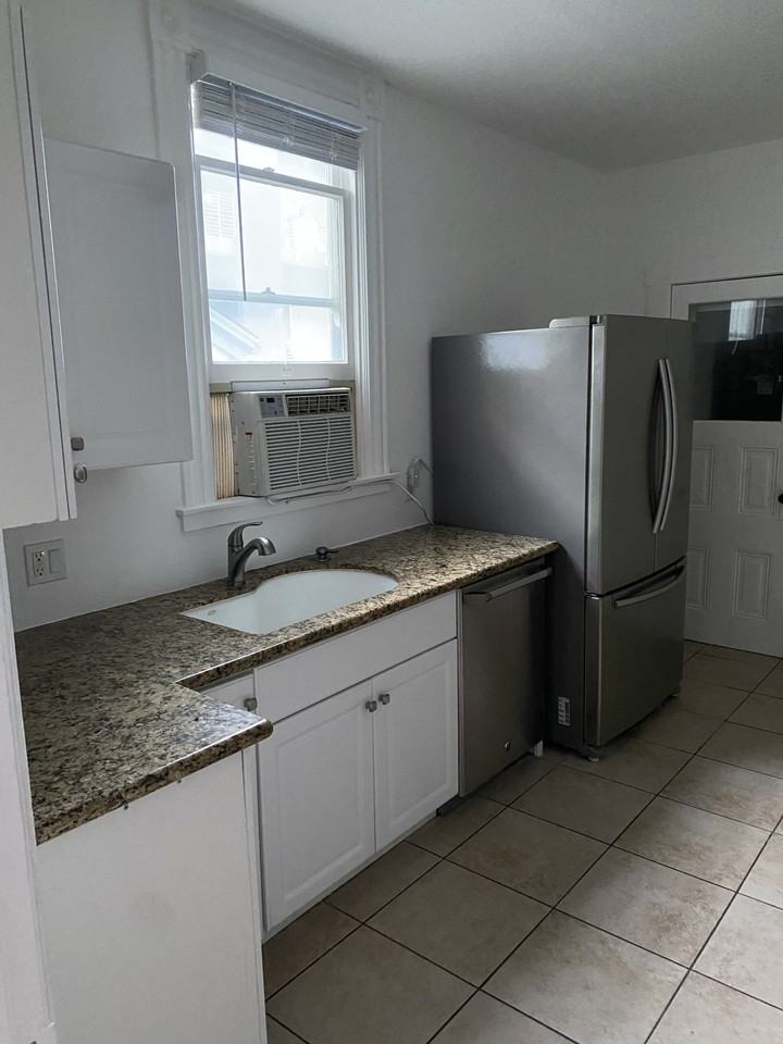 2427 J St - Photo 5 of 22