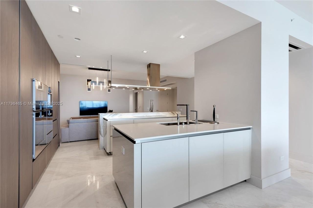 18501 Collins Ave #2102 - Photo 6 of 35