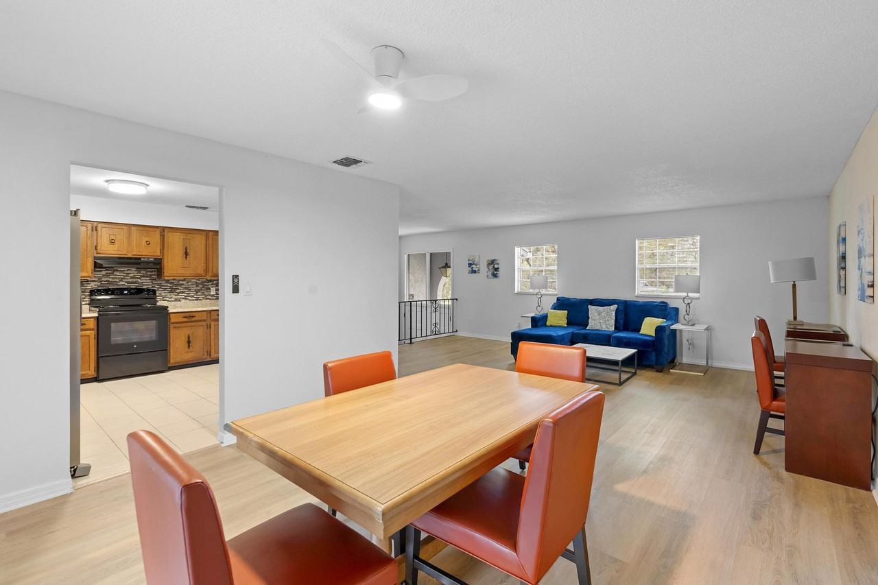 Hillock Ct - Photo 2 of 8