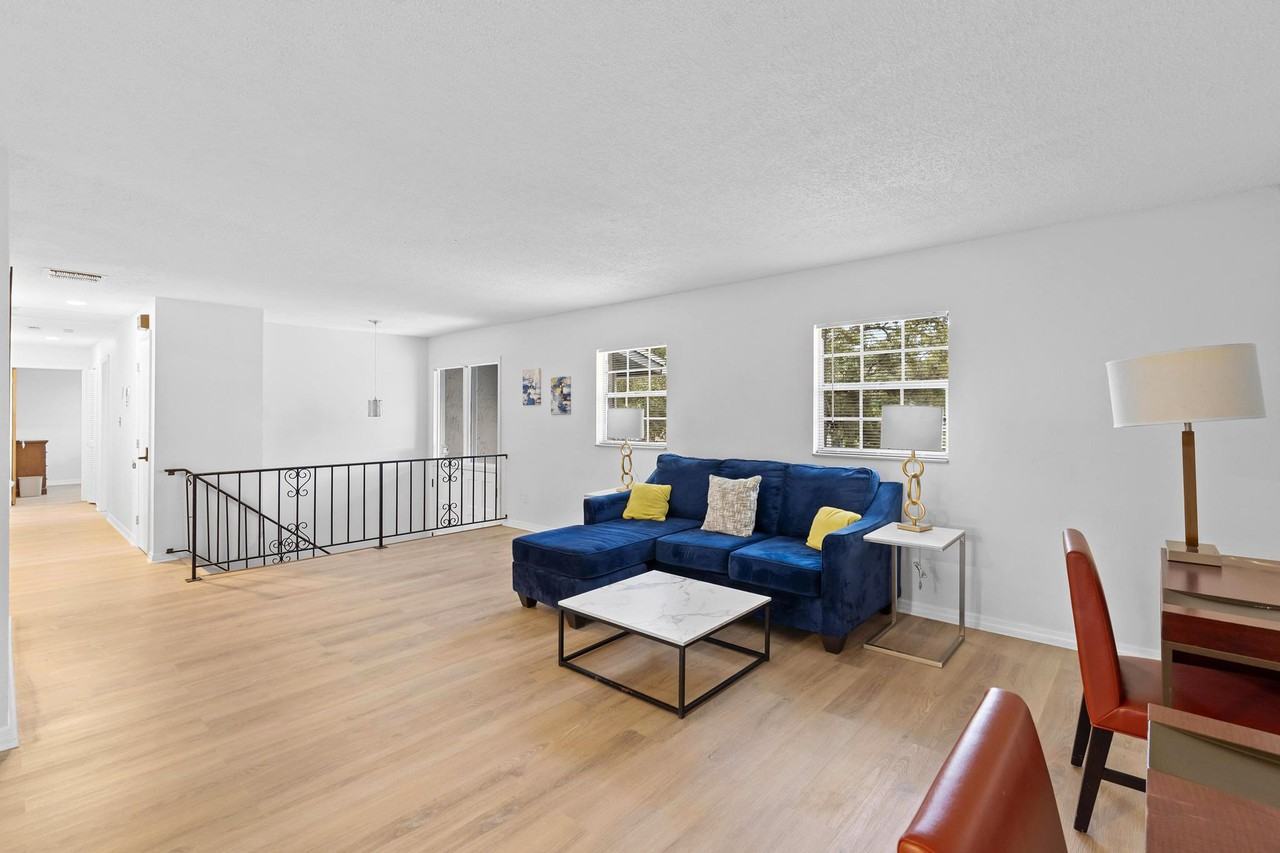 Hillock Ct - Photo 3 of 8