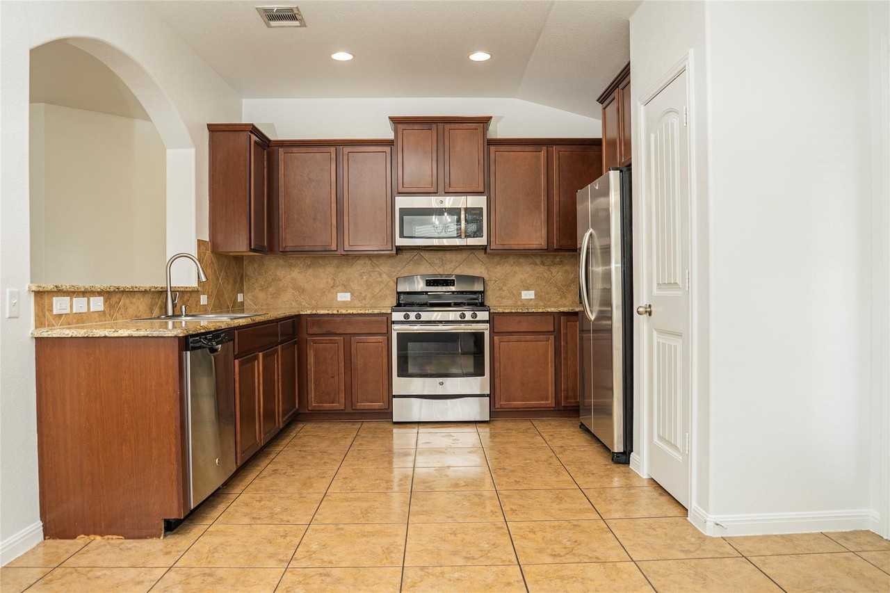 110 Kingfisher Ln - Photo 3 of 19