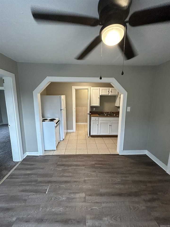 407 Henry St - Photo 3 of 9