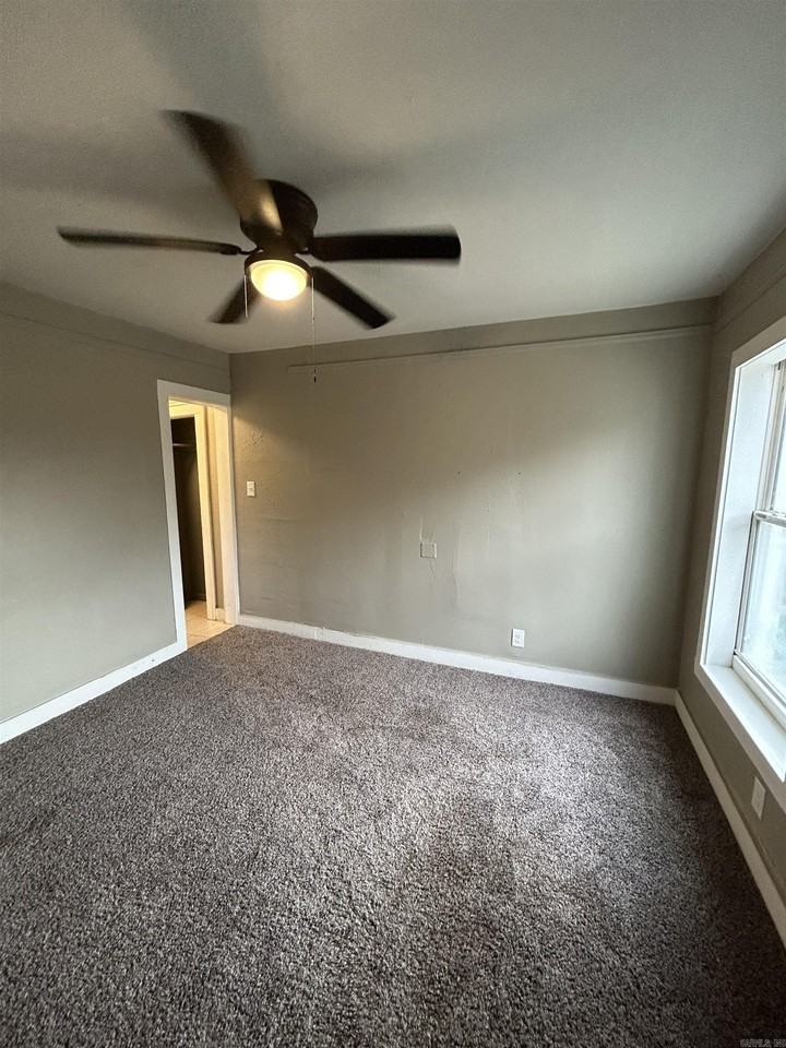 407 Henry St - Photo 5 of 9