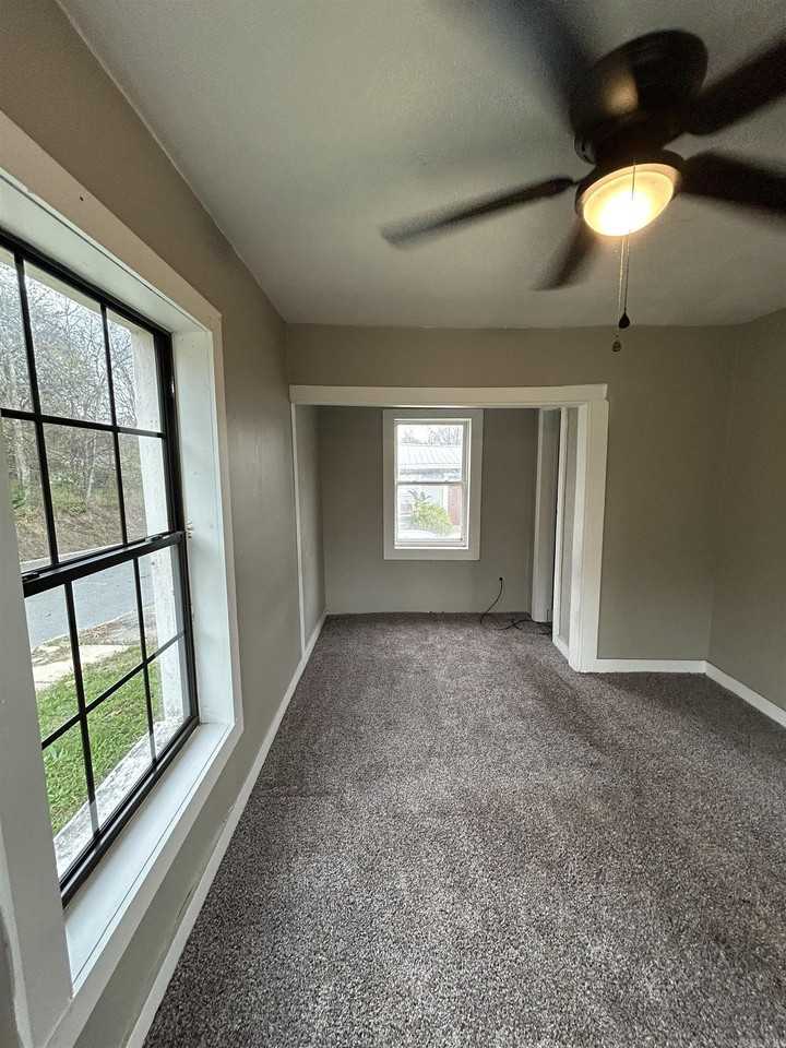 407 Henry St - Photo 7 of 9