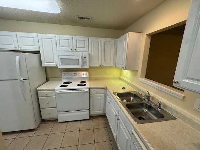 2400 Huntscroft Ln - Photo 4 of 22