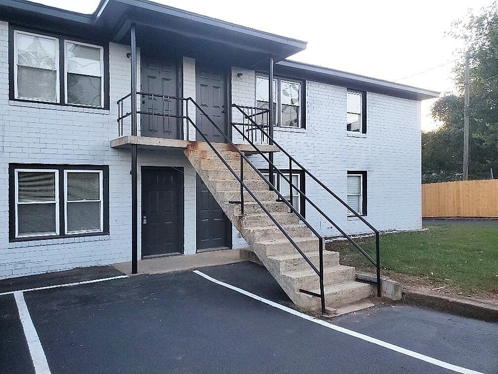 Hampton Avenue Apartments - Photo 2 of 11