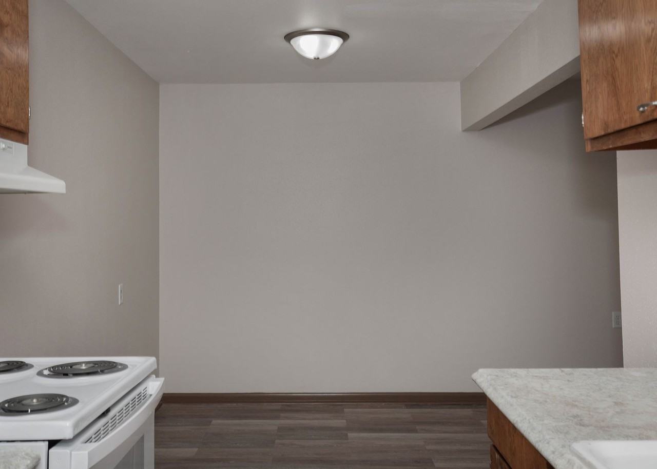 Candlelight Court Apartments - Photo 3 of 28