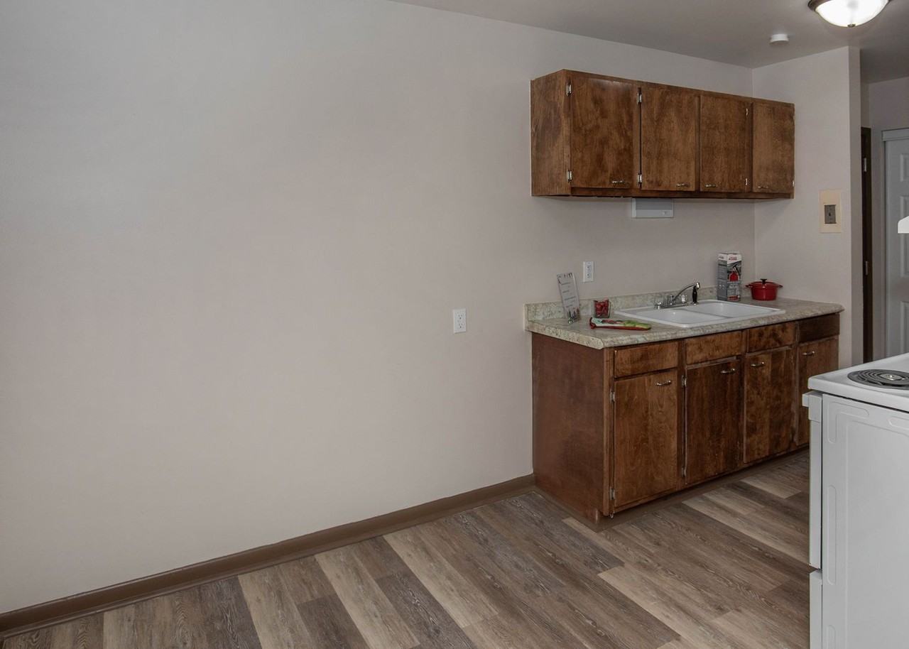 Candlelight Court Apartments - Photo 6 of 28