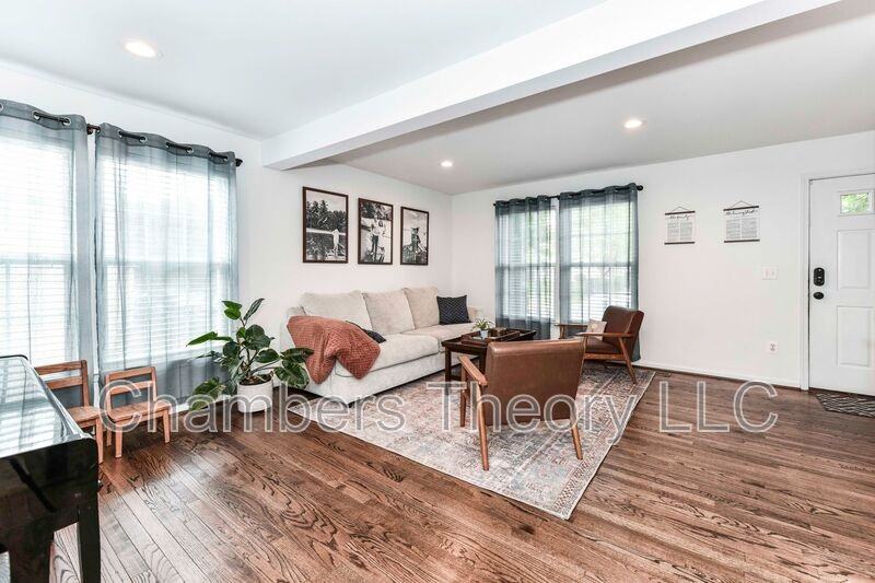 235 Shirley Sq Se - Photo 3 of 44