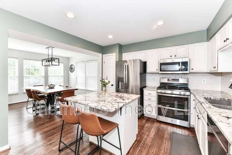 235 Shirley Sq Se - Photo 4 of 44