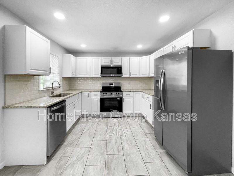 9319 Raytown Rd - Photo 3 of 19