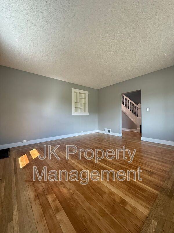 913 5th Ave N - Photo 3 of 47