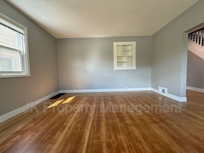 913 5th Ave N - Photo 4 of 47