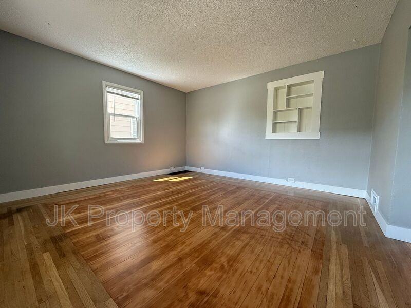 913 5th Ave N - Photo 5 of 47