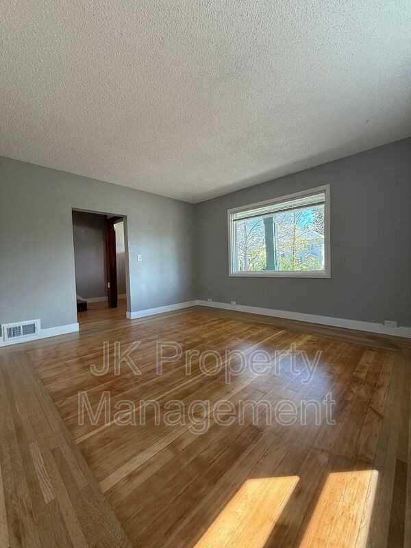 913 5th Ave N - Photo 7 of 47