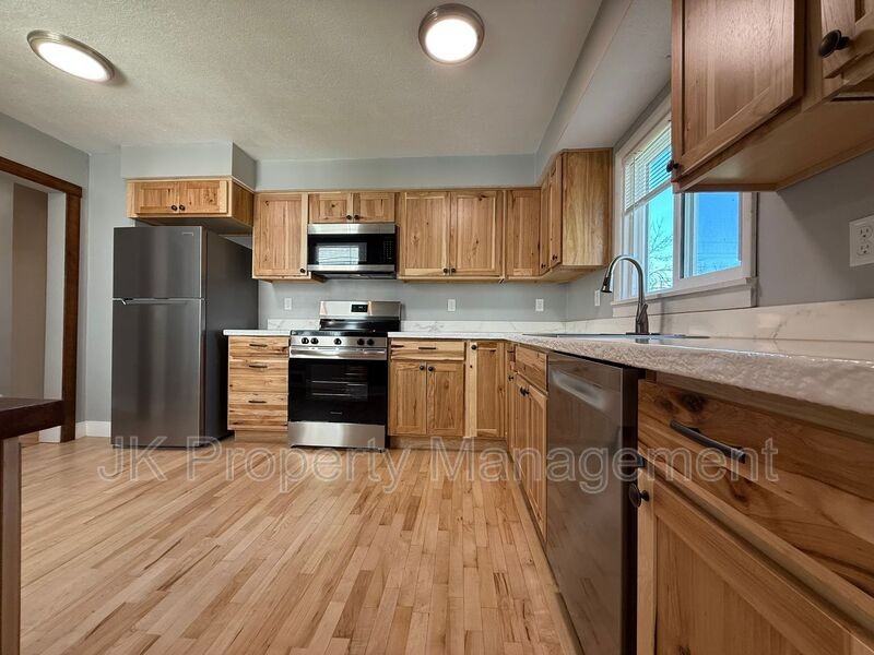 913 5th Ave N - Photo 2 of 47