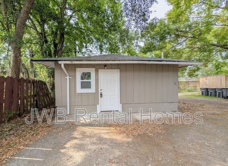 2022 Dellwood Ave #5 - Photo 2 of 8