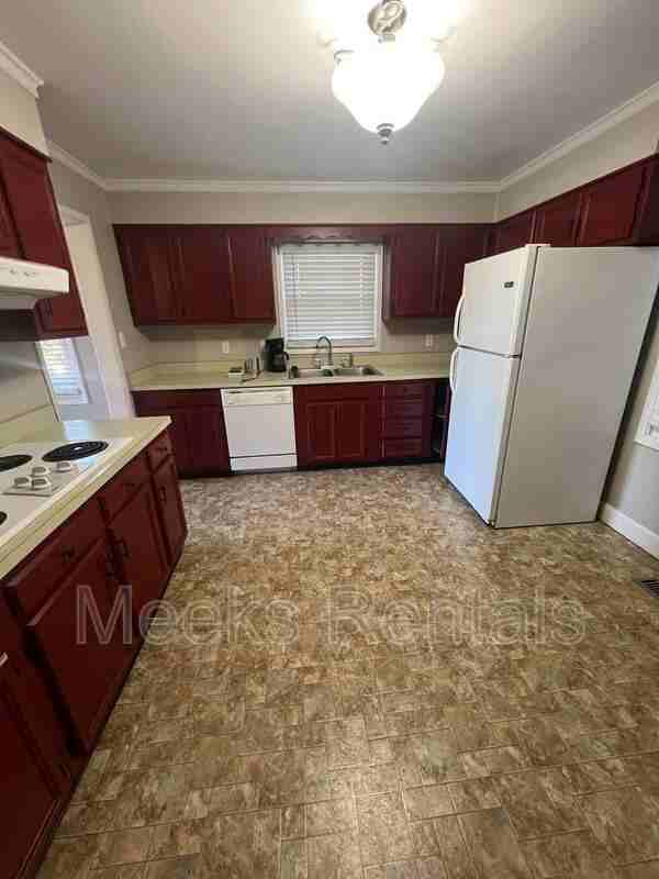 1502 Byng Dr - Photo 3 of 6