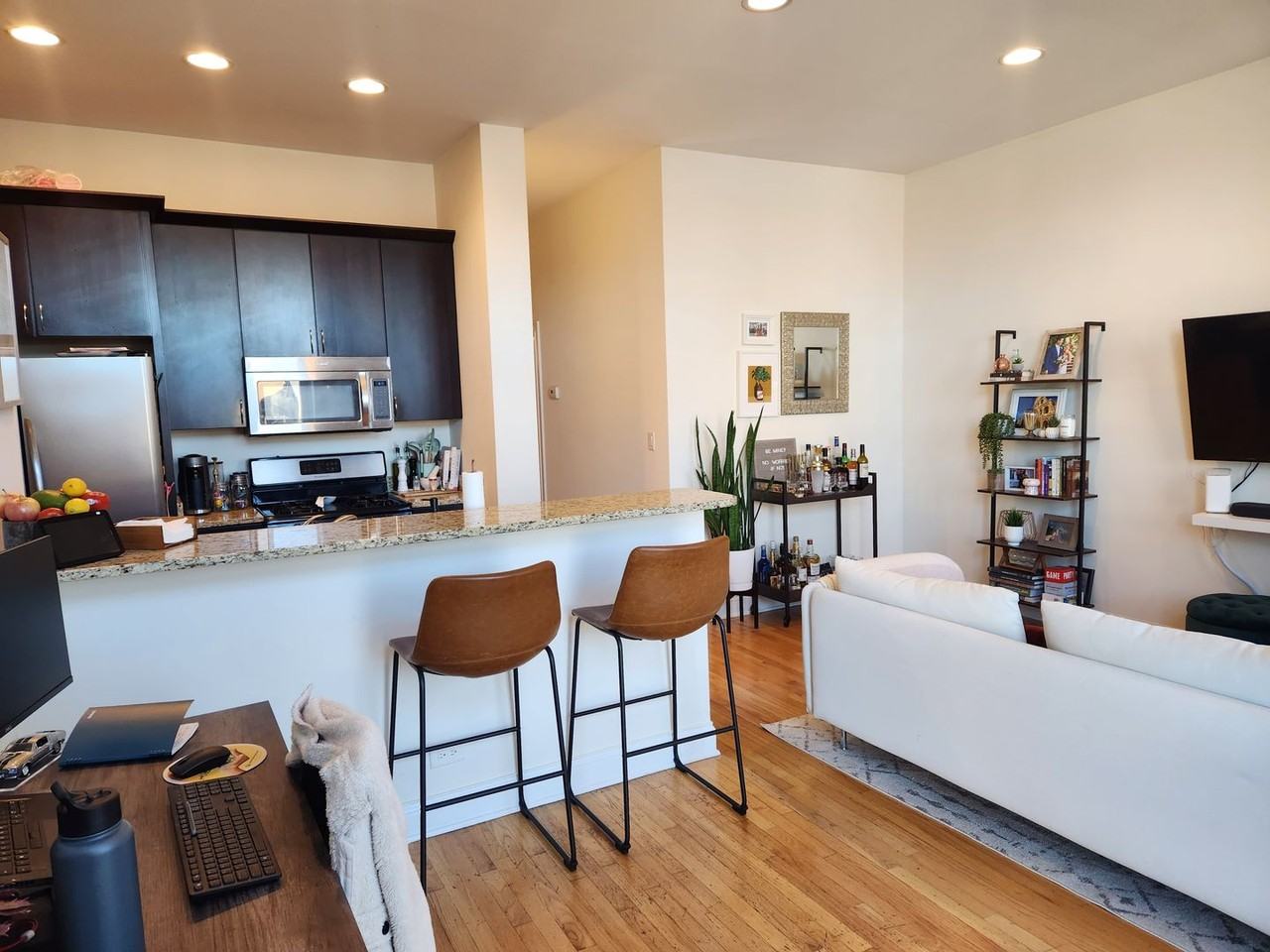 918 W Belmont Ave #305 - Photo 3 of 10