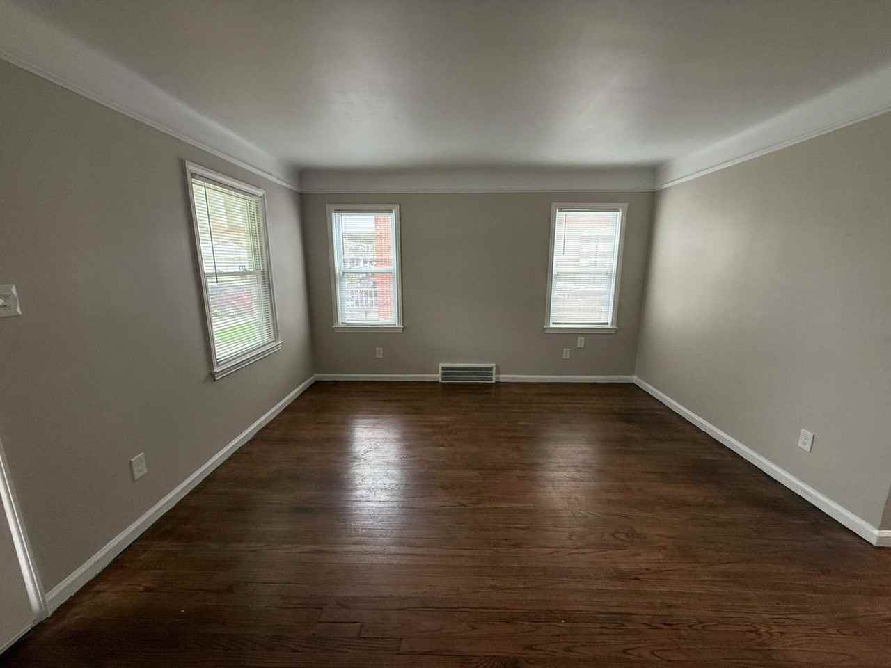 18039 Riopelle St - Photo 3 of 15