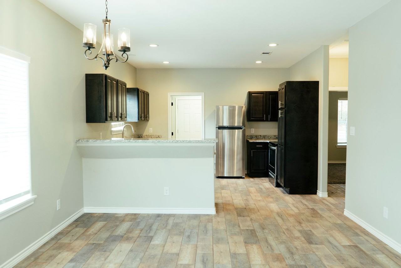 1812 Johnson Dr - Photo 3 of 14