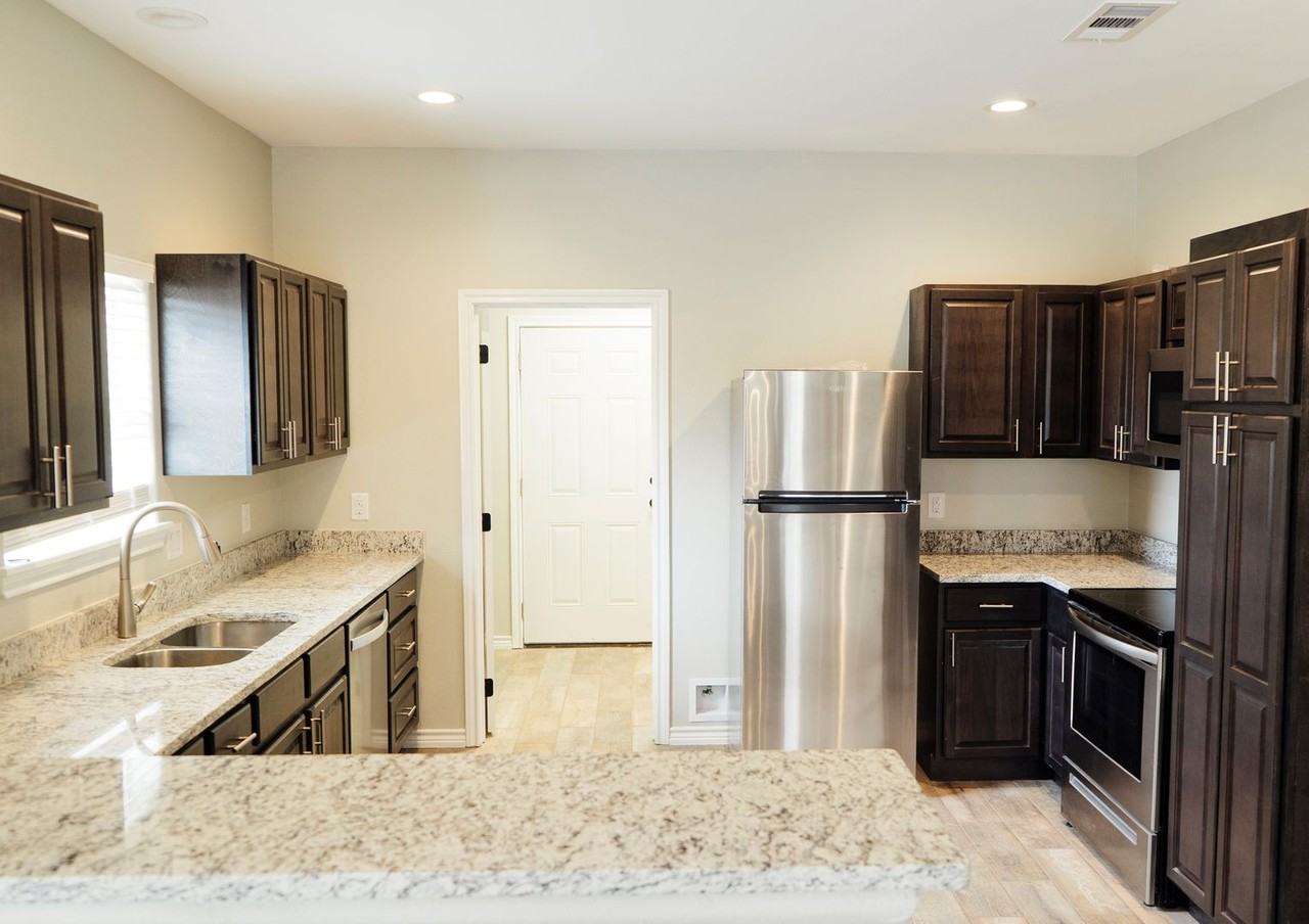 1812 Johnson Dr - Photo 4 of 14