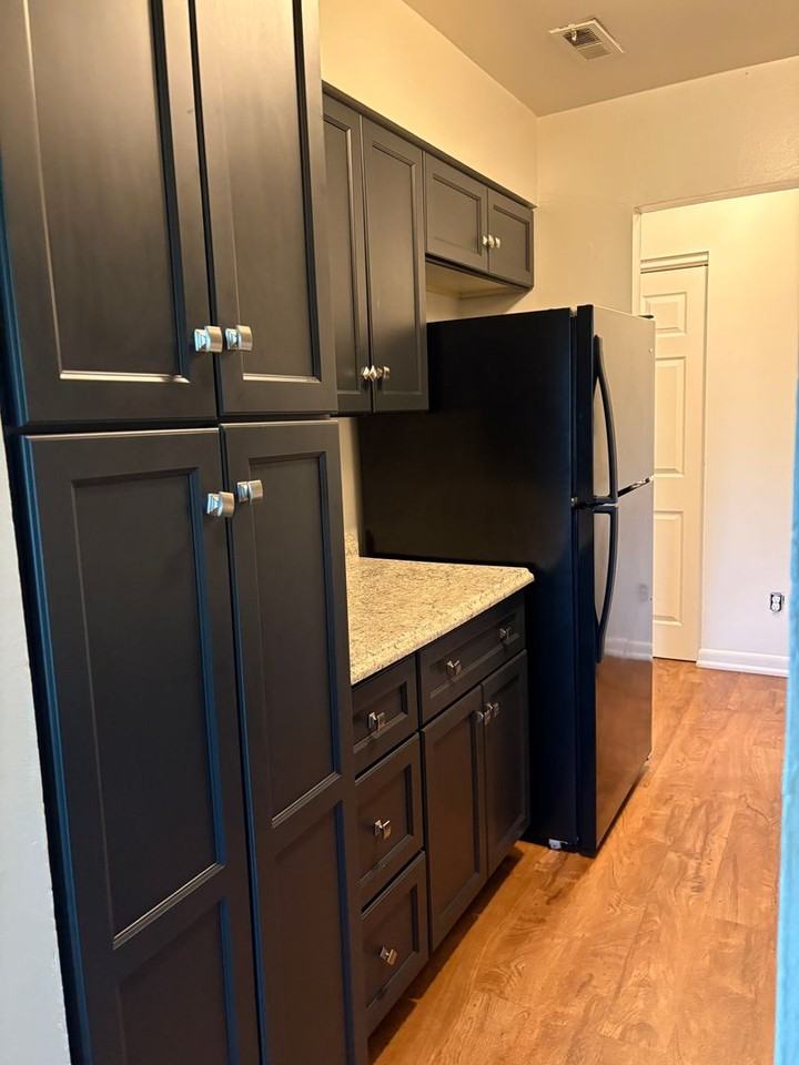 201 Jamestown Cir #E - Photo 3 of 12