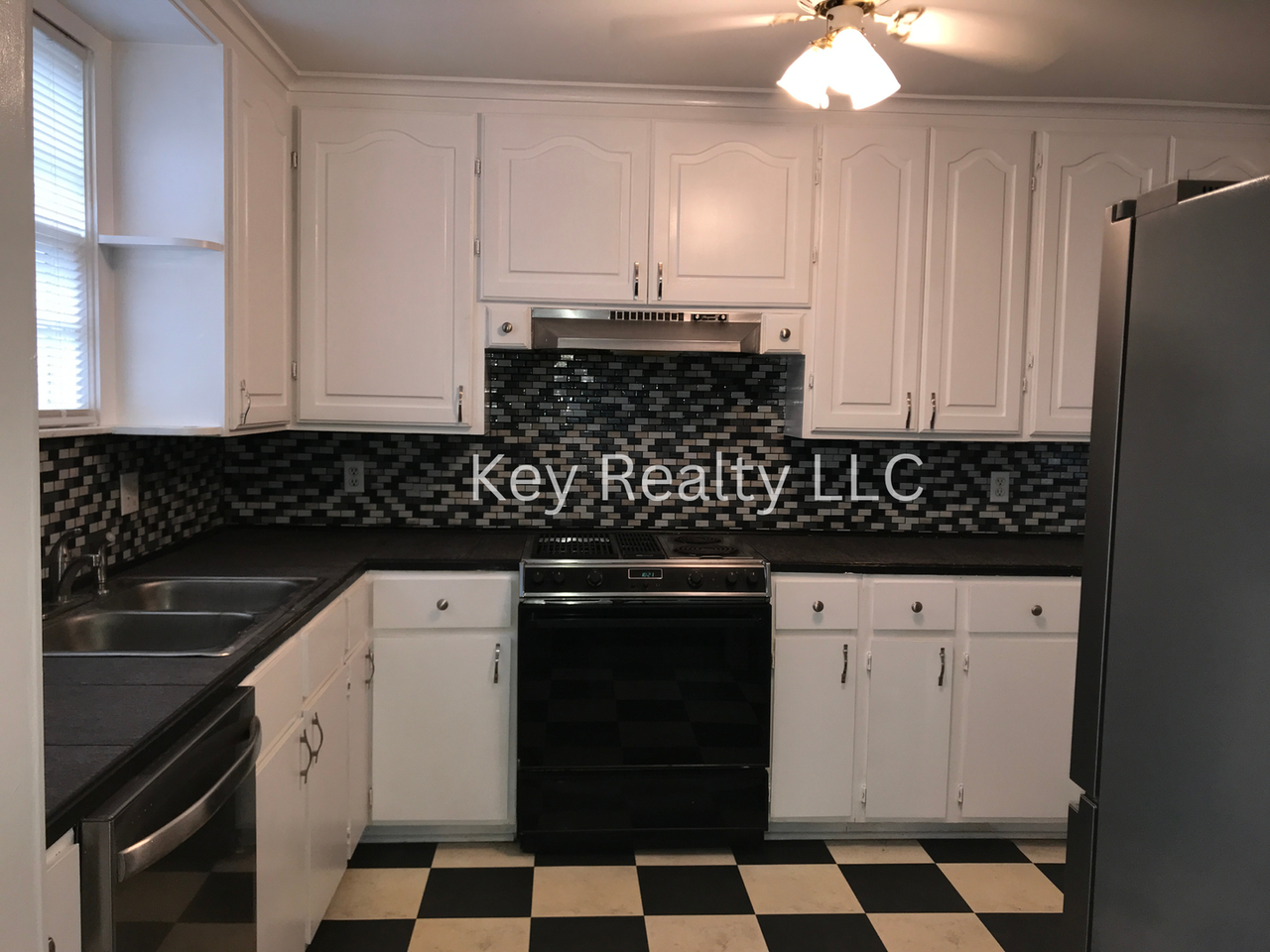 612 19th St - Photo 2 of 7