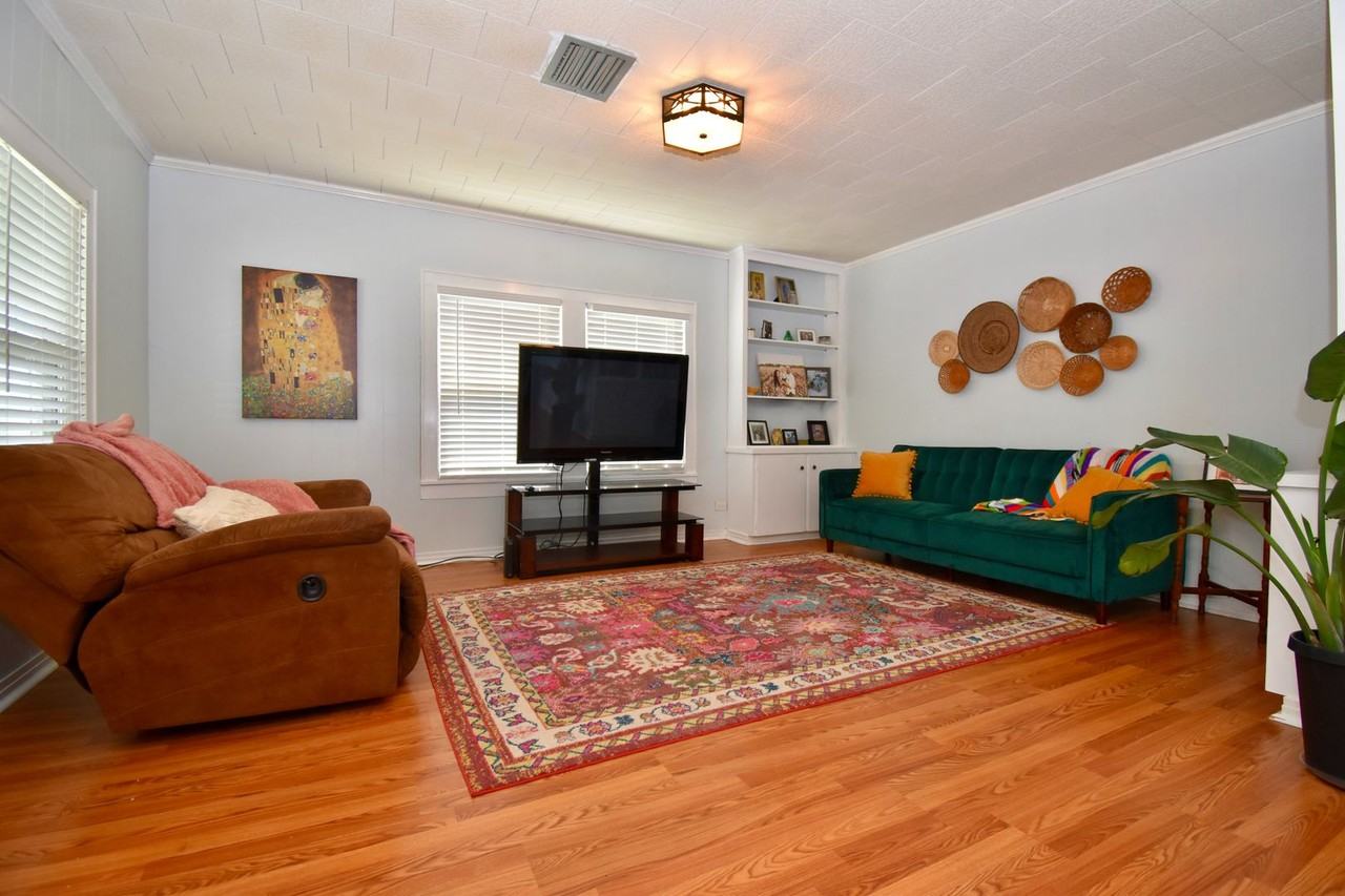 708 Tech Dr - Photo 2 of 40