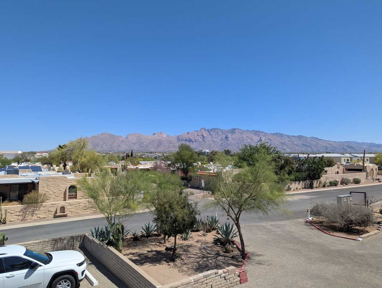 ** TWO (2) MONTHS FREE ** Junior Suite apartment home nestled in a secluded neighborhood with beautiful mountain views - Photo 5 of 10