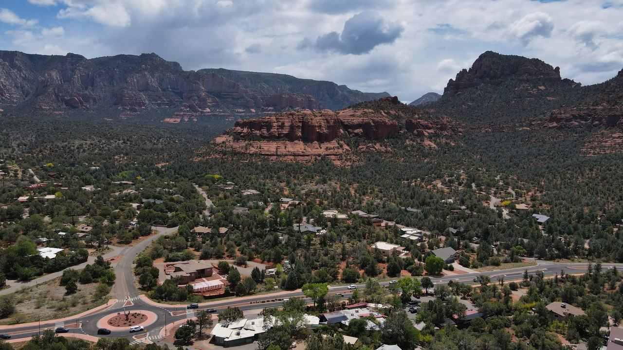 204 Bowstring Dr - Photo 3 of 50